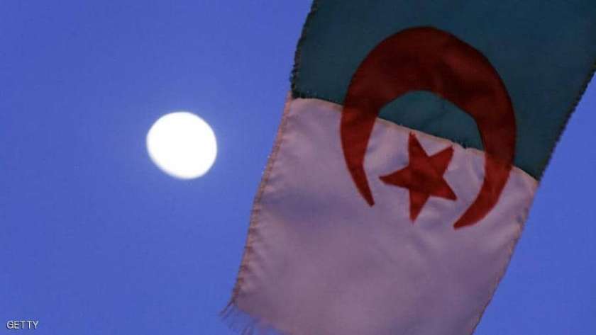 الجزائر تعلق عقود الزواج