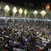 آلاف يؤدون صلاة التراويح فى شهر رمضان الكريم