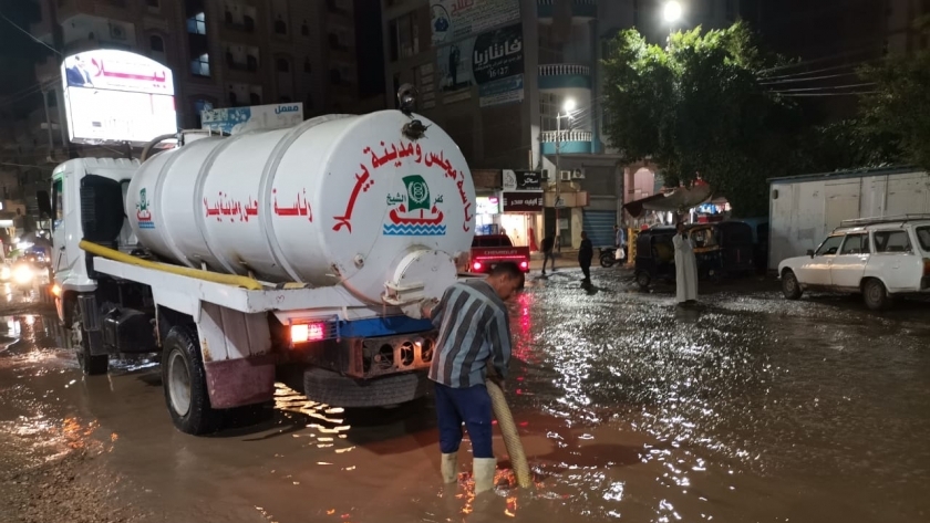 استمرار رفع مياه الأمطار ليلاً بمدن وقرى كفر الشيخ