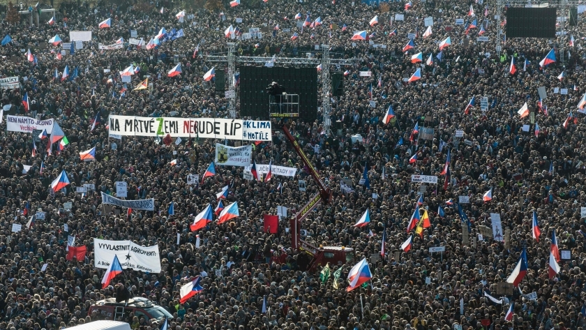 اكثر من 200 ألف متظاهر في براج ضد رئيس الوزراء التشيكي