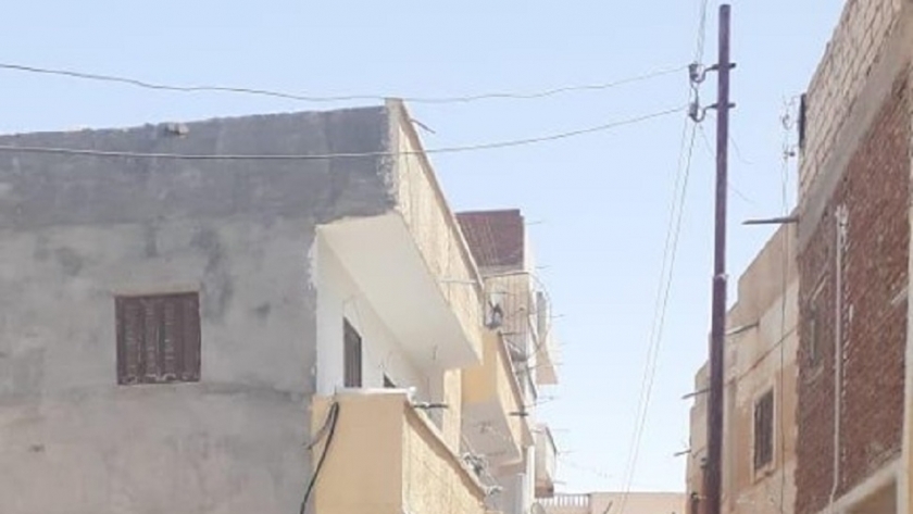 أحد الشوارع الضيقة التى تم رصفها فى الامام مالك بمطروح