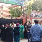 توافد المواطنون أمام لجنة مدرسة الجبرتي بمنشأة ناصر قبل انتهاء فترة الإستراحة