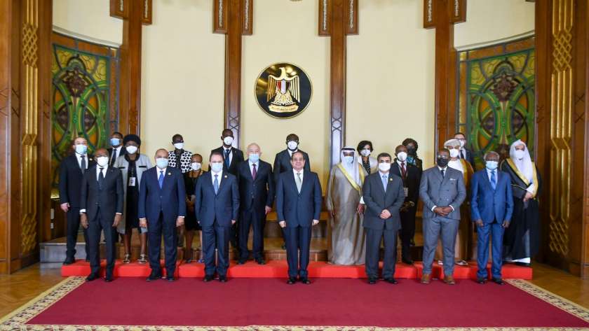 الرئيس عبد الفتاح السيسي يلتقط صورة تذكارية مع النواب العموم العرب والأفارقة