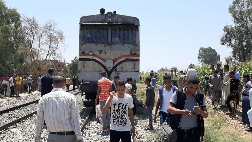 توقف حركة القطارات بسبب اصطدام قطار بتروسيكل في قنا