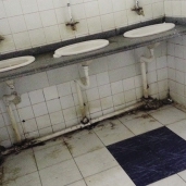 الإهمال واضح فى «حمامات» المستشفى