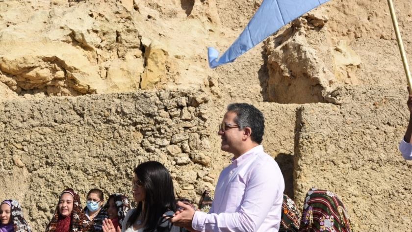 الدكتور خالد العنانى وزير السياحة والأثار خلال  افتتاحه مشروع ترميم قلعة شالي الأثرية بسيو