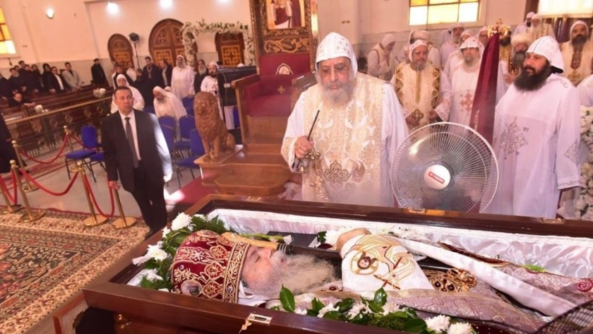 البابا خلال جنازة الأنبا صرابامون