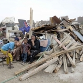 سكان منطقة «المقلب» فى الشارع بعد إزالة منازلهم