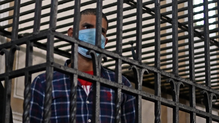 المتهم داخل قفص الاتهام بمحكمة الإسكندرية