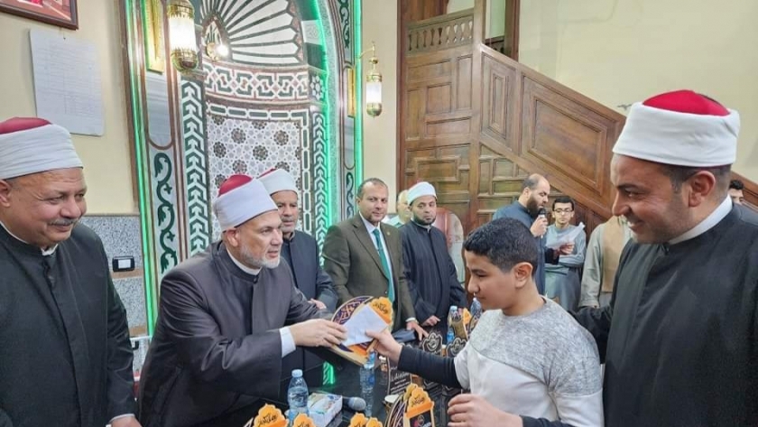 وكيل الوزارة أثناء تكريم حفظة القرآن بالمنوفية