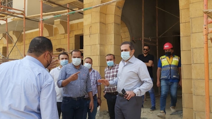 وزير الإسكان يتابع تنفيذ مشروعات تطوير منطقة سور مجرى العيون بالقاهرة