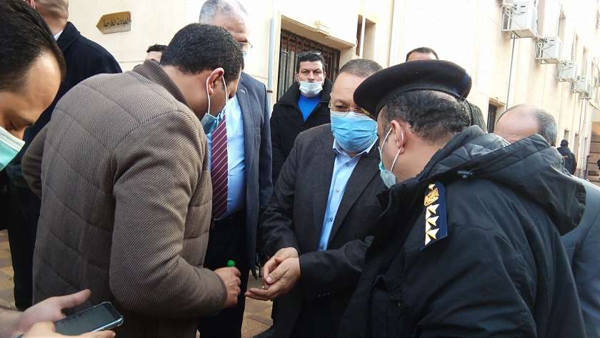 محافظ الشرقية يتفقد مستشفي الحسينية بعد وفاة ٤مرضي كورونا