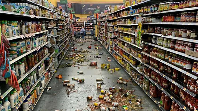 أحد المحلات التجارية عقب زلزال كاليفورنيا