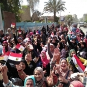 السيدات يرفعن علم مصر أمام لجنة شادية سلامة بالسويس