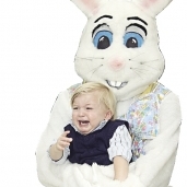 أرنب ضخم يثير فزع الأطفال فى احتفال العالم بـ«عيد الفصح»