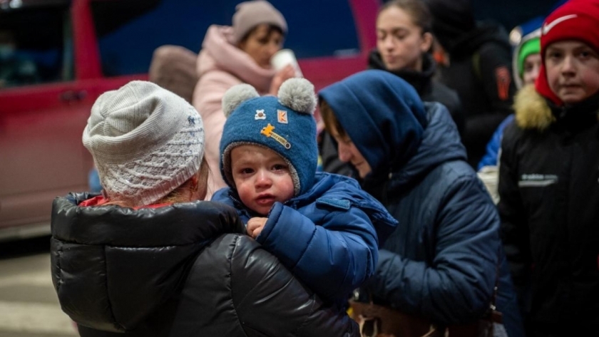 طفلة أوكرانية تغادر خيرسون مع والدتها