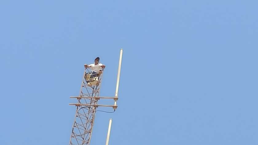 شاب يحاول إلقاء نفسه من فوق برج إرسال بطور سيناء