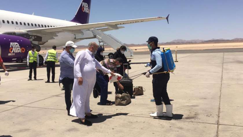مطار القاهرة الدولي يستقبل 170 مصري عائدين من قطر
