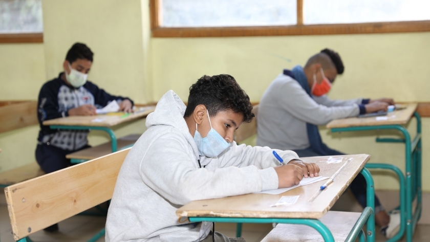 طلاب أثناء أداء أحد امتحانات الترم الأول