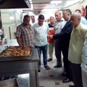 بالصور| مدير التأمين الصحي بالشرقية يتفقد مطبخ مستشفى المبرة