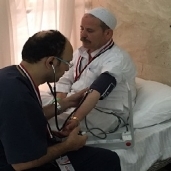 أحد الحجيج المصريين خلال الكشف الطبي عليه