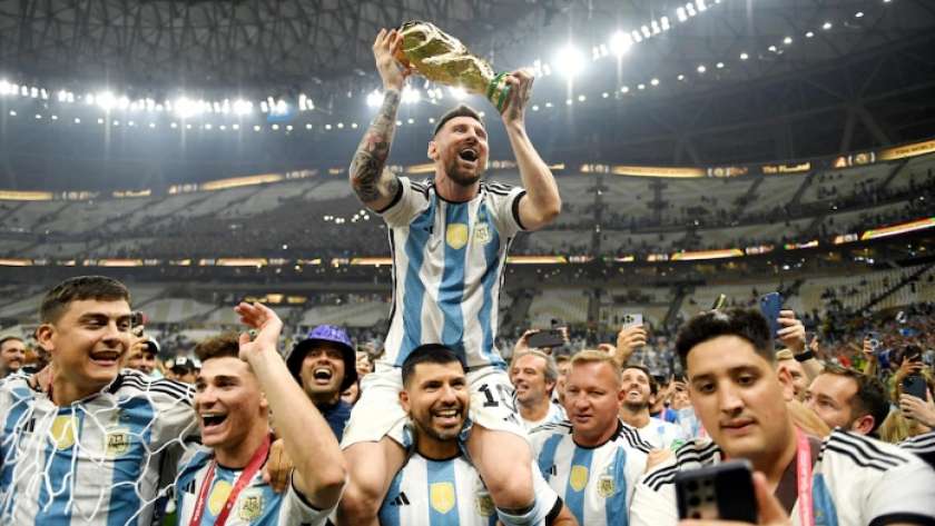 ميسي نجم منتخب الارجنتين يحمل كأس العالم