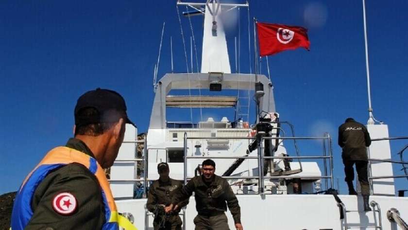 البحرية التونسية سيطرت على مهاجرين غير الشرعيين حاولوا اختطاف سفينة أنقذتهم من الغرق