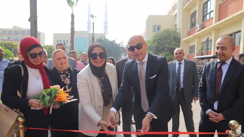 رئيس جامعة عين شمس أثناء افتتاح المعرض