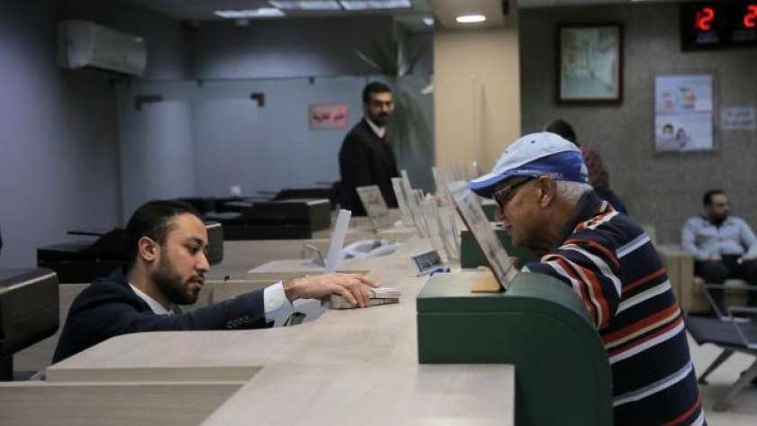 مواطن داخل أحد البنوك المصرية