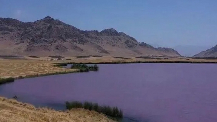 البحيرة المتلونة في العراق