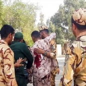جنود من الحرس الثوري الإيراني مصابون بعد الهجوم المسلح في الأحواز