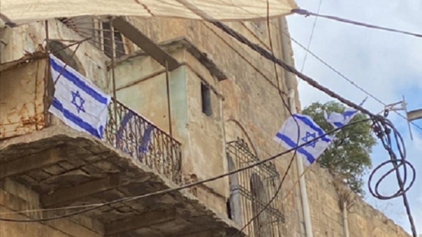 علم الاحتلال على مبنى وسط مدينة الخليل