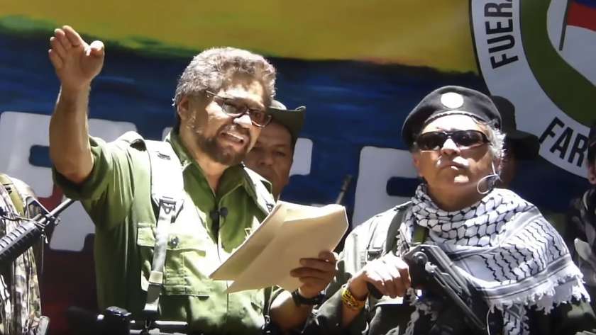 المسؤول الثاني السابق في حركة القوات المسلحة الثورية الكولومبية "فارك" إيفان ماركيز آثناء إعلانه عودته إلىحمل السلاح