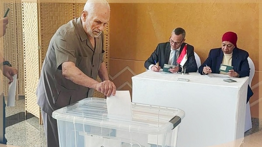 أحد الناخبين يدلي بصوته في الانتخابات