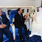 الرئيس السيسى خلال لقاء سابق بالملك عبدالله فى طائرته بمطار القاهرة