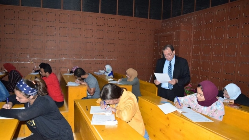 رئيس جامعة بني سويف يتابع سير امتحانات منتصف الفصل الدراسي الأول