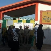 تجمع الناخبين أمام مدرسة السادات بمطروح