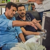 محمد حمدى مع محمد رجب فى كواليس تصوير «بيكيا»