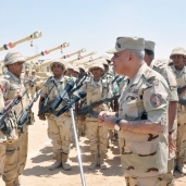 وزير الدفاع صدقي صبحي مع أفراد الجيش المصري