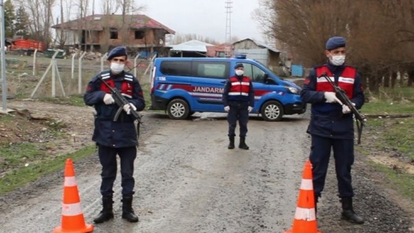 الشرطة التركية خلال تطبيق الغزل