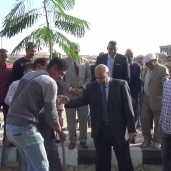 رئيس جامعة المنيا يغرس شجرة