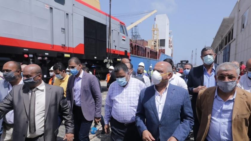 الفريق المهندس كامل الوزير وزير النقل يستلم الدفعة الخامسة من الجرارات الأمريكية الجديدة بميناء الإسكندرية