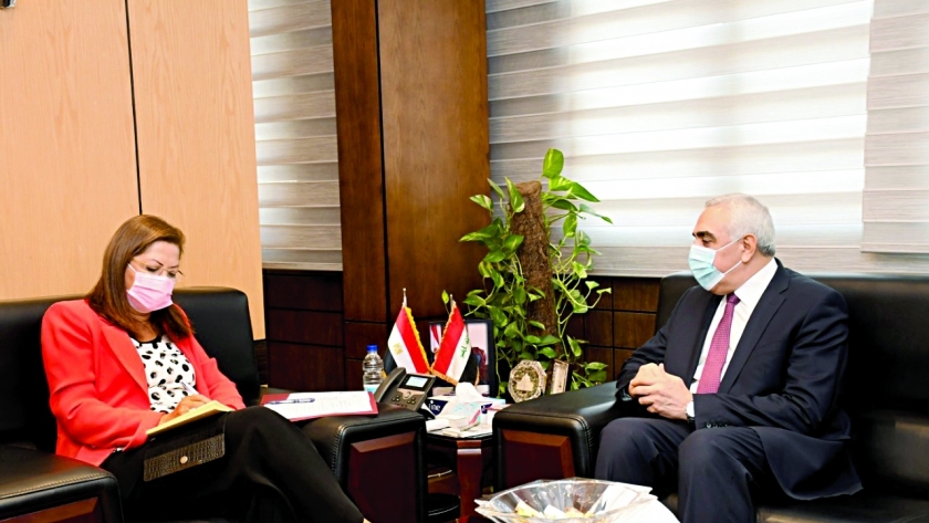 جانب من اجتماع وزيرة التخطيط والسفير العراقي