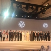 صورة تذكارية للفائزين في جائزة الصحافة العربية مع الشيخ محمد بن راشد حاكم دبي