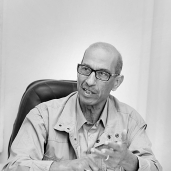 الدكتور أحمد عبدالعزيز