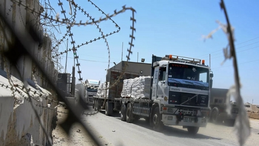 شاحنات المساعدات تصطف على الحدود بين غزة ومصر - أرشيفية