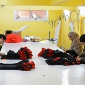 عدد من العاملات أثناء عملهن بمصنع ملابس بمدينة السادس من أكتوبر