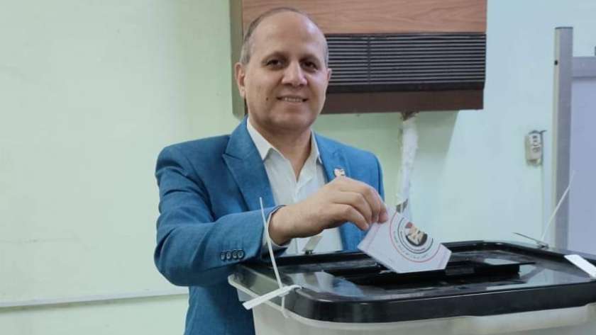وكيل وزارة التربية والتعليم بكفر الشيح يُدلي بصوته في الانتخابات الرئاسية