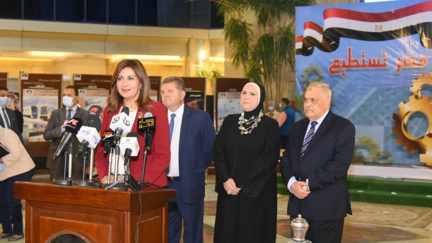 الدكتورة نبيلة مكرم وزيرة الدولة للهجرة خلال تدشينها مؤتمر مصر تستطيع بالصناعة