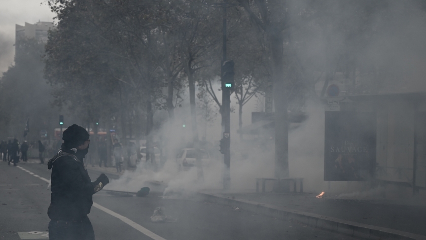 شرطة باريس تطلق قنابل الغاز على محتجي"السترات الصفراء"في ذكرى انطلاقهم
